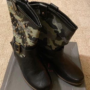 Camo boots, with gold  embellishments.